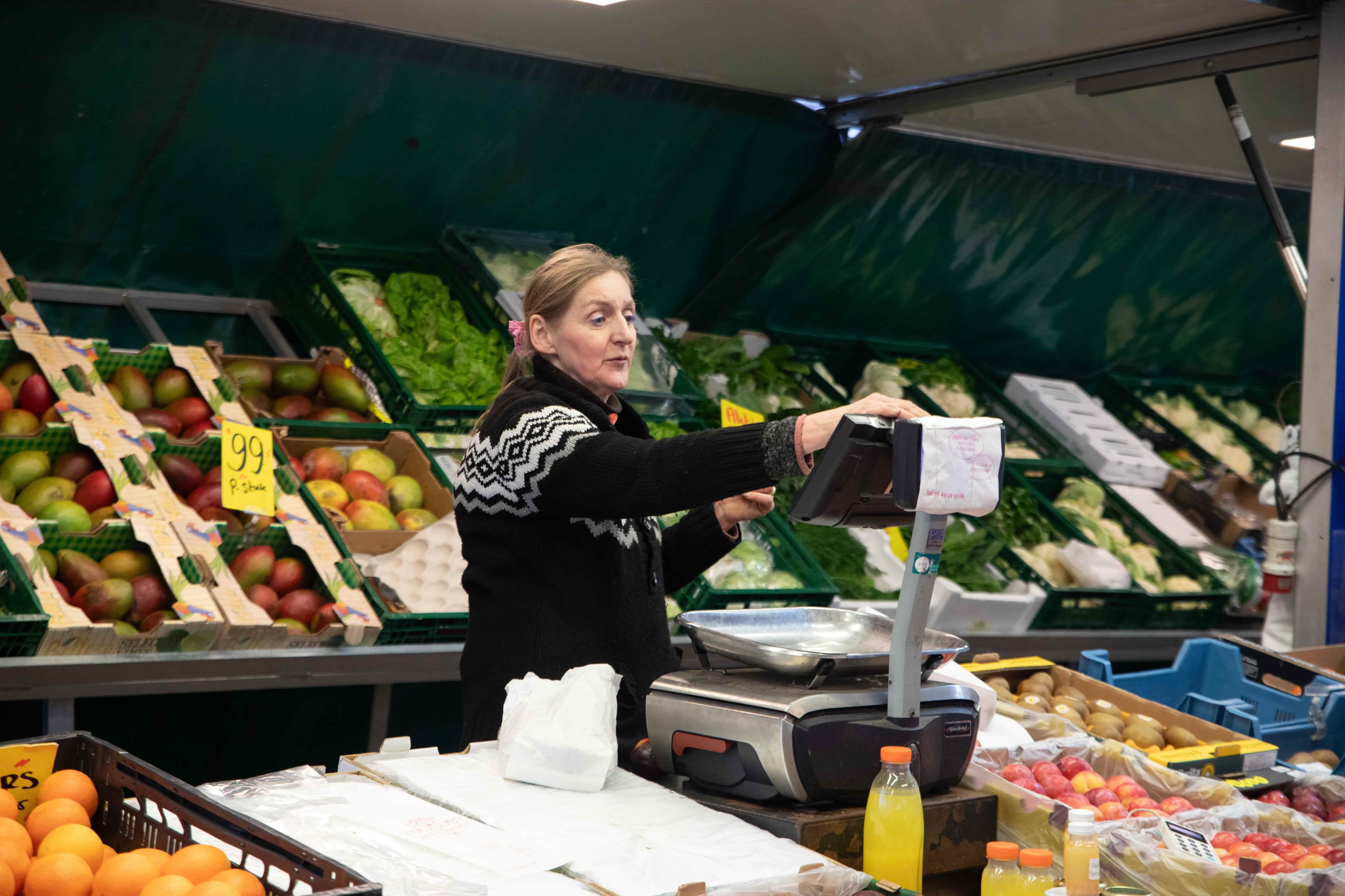 Groenteboer Sandy op de markt in Leiden