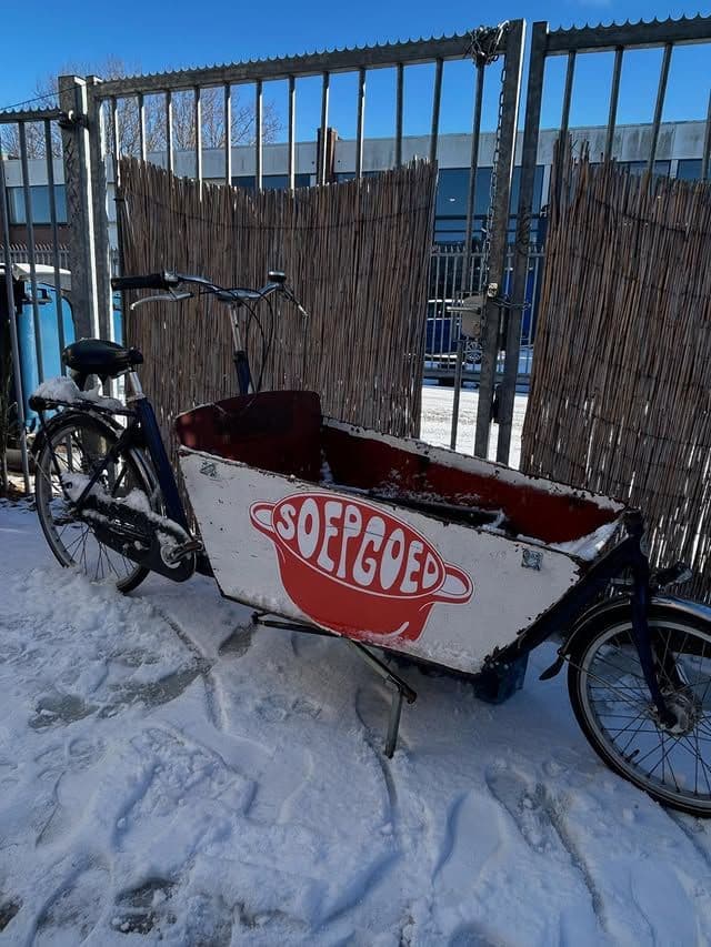 Soepgoed bakfiets in de sneeuw