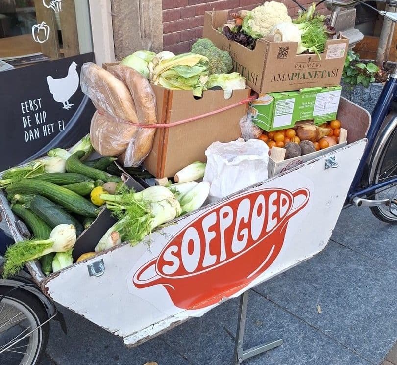 Soepgoed bakfiets vol met groenten en fruit