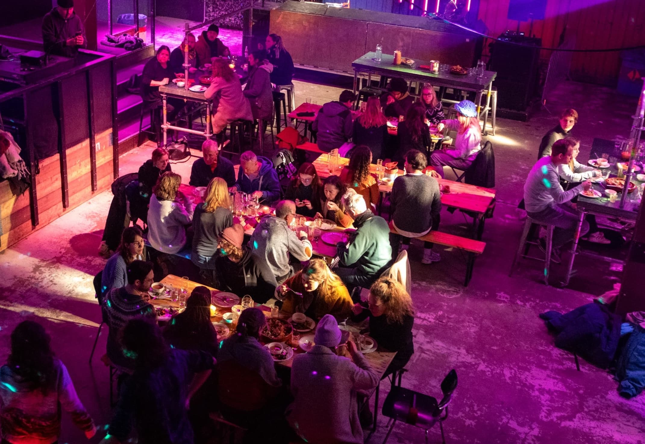 mensen eten samen aan tafel