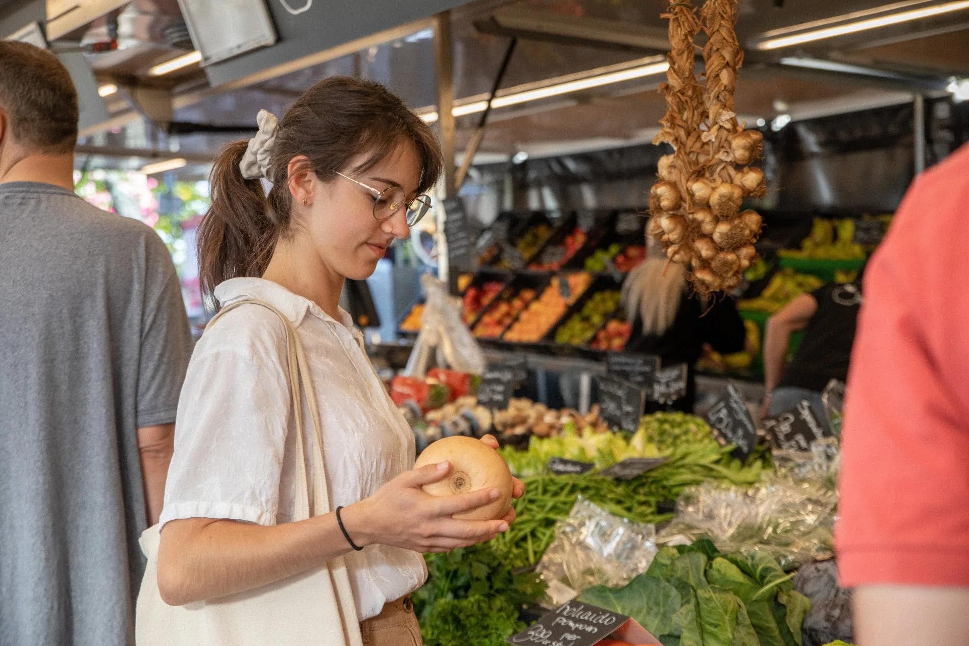 Meisje van team soepgoed op de markt